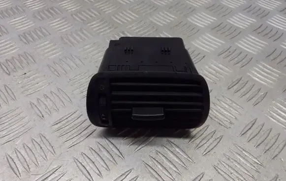 Seat Toledo II (1M) Dashboard air vent grill cover trim 8L0820901