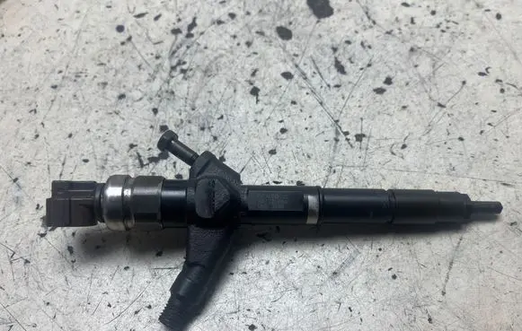 Nissan X-Trail T30 Fuel injector AW402AW4