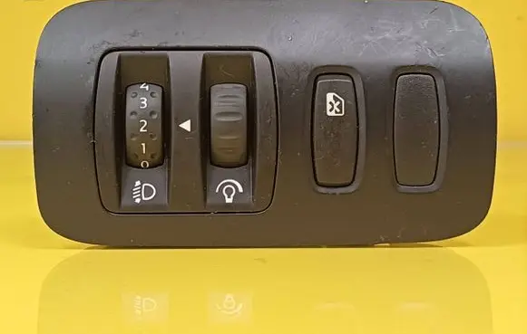Renault Megane II Headlight level height control switch 8200095495B