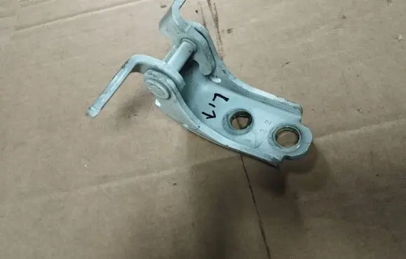 Honda CR-V Front door upper hinge