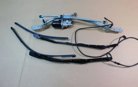 BMW 4 G22 G23 G24 G26 Front wiper linkage and motor W000090852