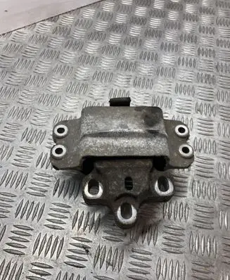 Skoda Octavia Mk2 (1Z) Engine mount bracket