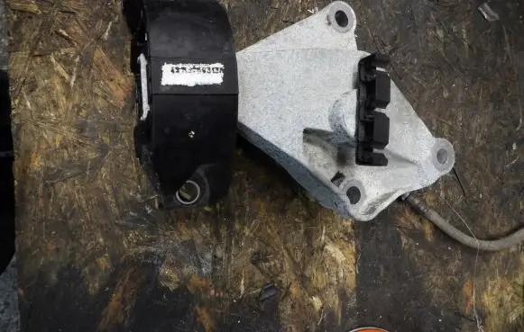 Dacia Sandero III Engine mounting bracket 112844547R