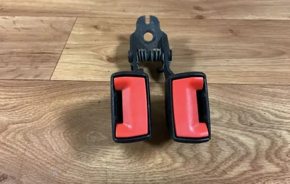Ford Mondeo Mk III Rear seatbelt buckle 1S71F613K21 33012110