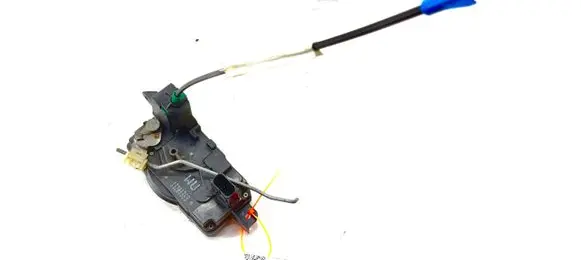 Opel Zafira B Front door lock 13220369