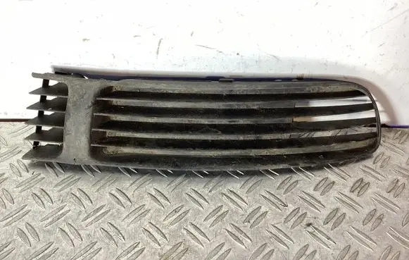 Volkswagen PASSAT B5 Front bumper lower grill 3B0853678