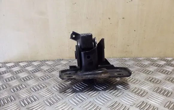 Toyota Avensis T270 Engine mount bracket AV92185
