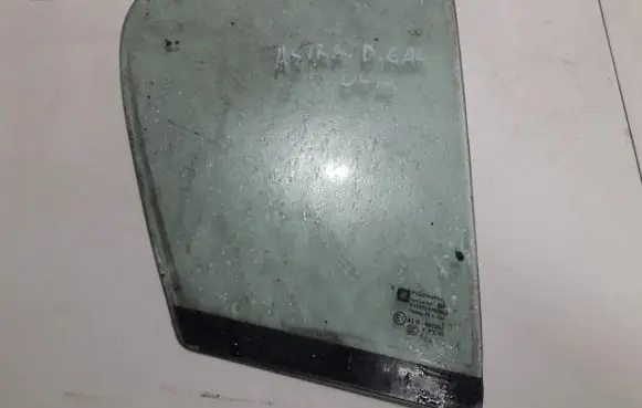 Opel Astra G Rear vent window glass 