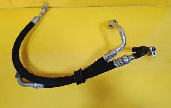 Volkswagen PASSAT B5 Air conditioning (A/C) pipe/hose 8D0260704N