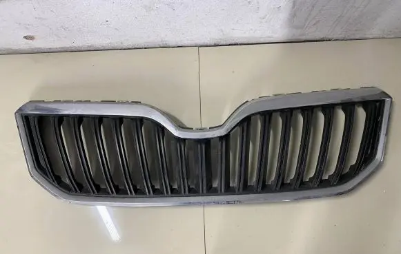 Skoda Yeti (5L) Front bumper upper radiator grill 5l0853668b