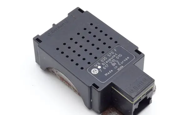 Volkswagen Golf V Aerial antenna amplifier 1K6035570F