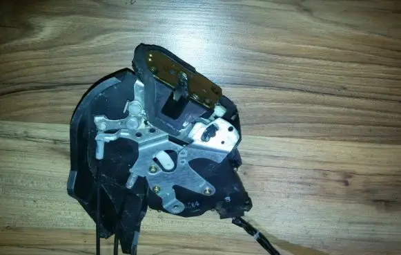 Lexus IS 200-300 Rear door lock