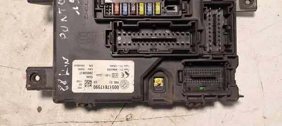 Fiat Punto (199) Fuse module 28050017 00517817590 04048528