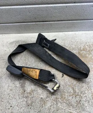 Volkswagen PASSAT B4 Middle seatbelt buckle (rear) 357857713D