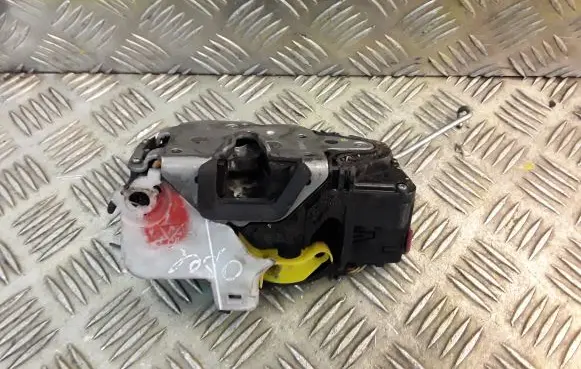 Opel Insignia A Coupe door lock (next to the handle) 