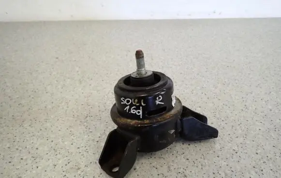 Engine mount vacuum valve