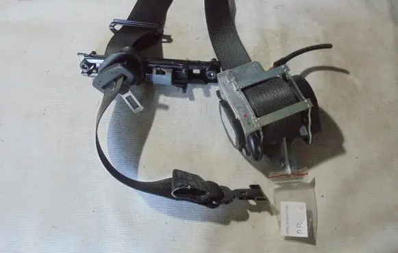 Opel Astra J Front seatbelt 617023500