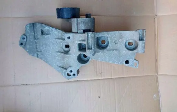 Nissan Qashqai Engine mounting bracket
