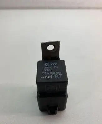 Volkswagen Golf V Glow plug pre-heat relay 3B0951253