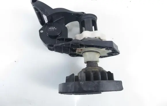 Renault Modus Spare wheel mounting bracket 8200601401