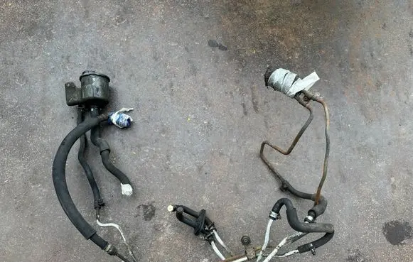 Nissan Patrol Y61 Power steering fluid tank/reservoir 49115VB300 49710VC410