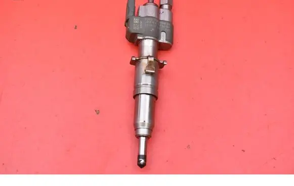 BMW 7 F01 F02 F03 F04 Fuel injector 7589048