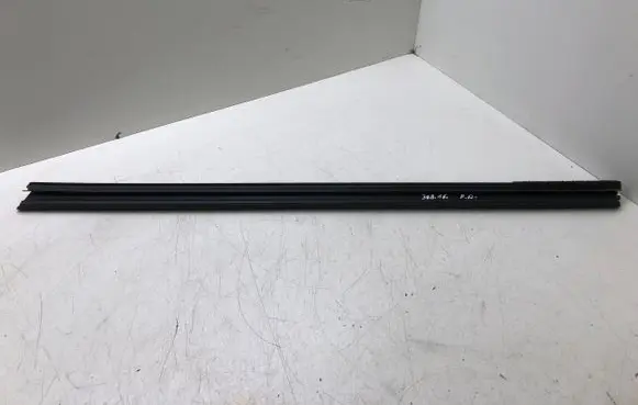 Peugeot 308 Front door windshield rail 