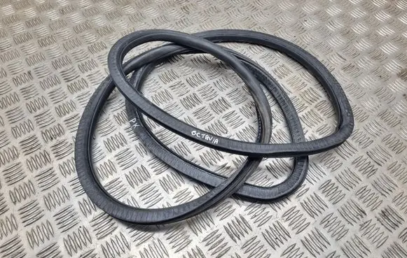 Skoda Octavia Mk2 (1Z) Front door rubber seal 1Z0867365B
