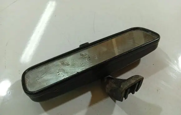 Toyota Yaris Rear view mirror (interior) E11015709