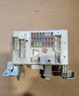 Toyota Land Cruiser (J120) Fuse box cover 05876A09