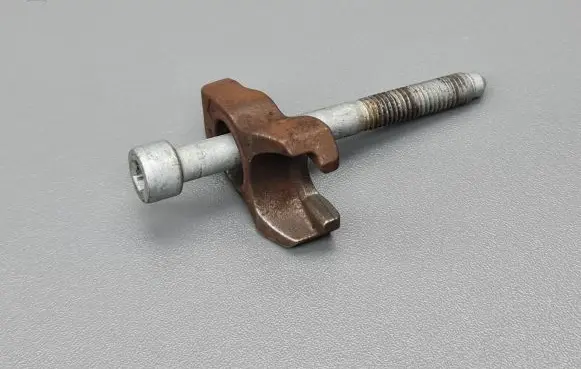 Jaguar XF X250 Fuel Injector clamp holder 569222