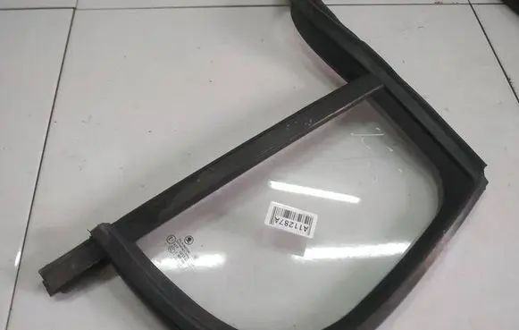 Skoda Fabia Mk2 (5J) Rear vent window glass AS2