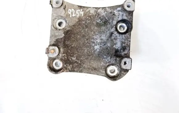Engine mounting bracket