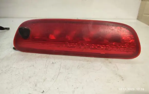 Hyundai Santa Fe Third/center stoplight 927502B000