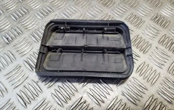 Dacia Sandero Quarter panel pressure vent 7700838358