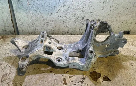 Audi Q3 8U Generator/alternator bracket 04L903143B