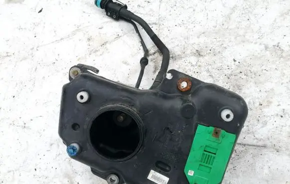 Opel Zafira C AdBlue liquid reservoir 