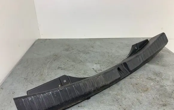 Trunk/boot sill cover protection