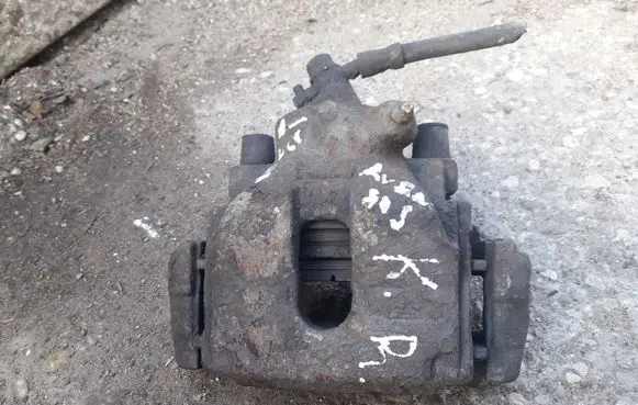 Toyota Avensis T220 Front brake caliper