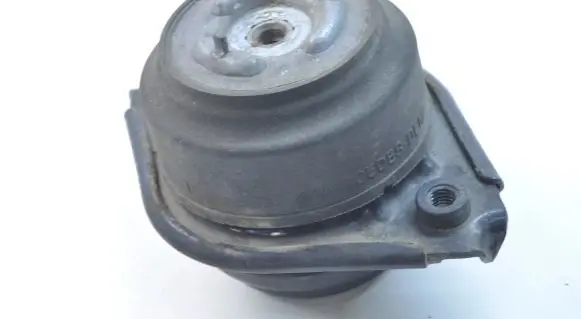 Engine mount bracket