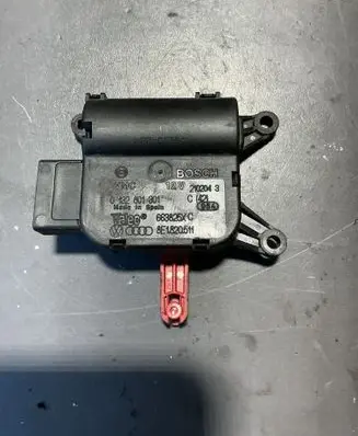 Audi A4 S4 B6 8E 8H Air flap motor/actuator 0132801301