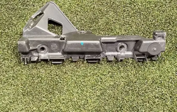 Opel Vivaro Front bumper mounting bracket 622202422R 93460826