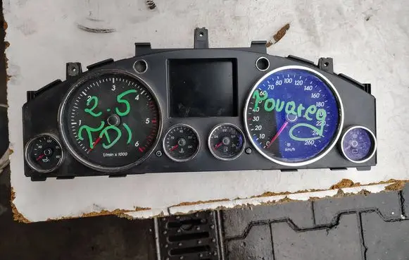 Volkswagen Touareg I Speedometer (instrument cluster) 7L6920880M