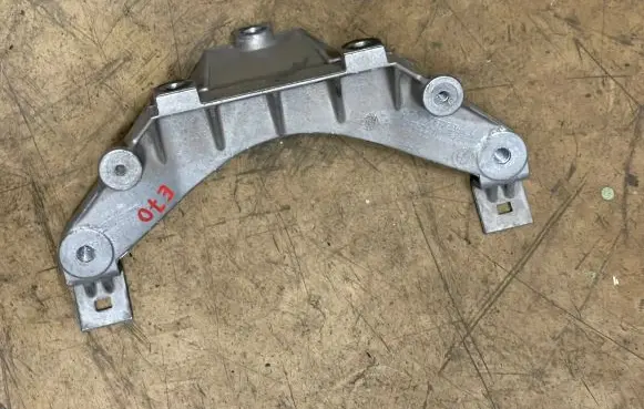 BMW X5 E70 Engine mounting bracket 7137238 0060411