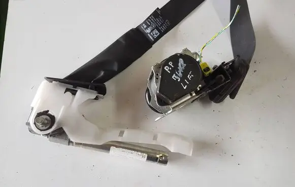 Nissan Juke I F15 Front seatbelt 
