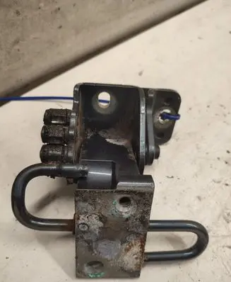 Volkswagen Touareg I Front door upper hinge 7L0833411A