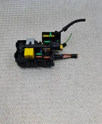 Peugeot 208 I Fuse module 9806192580 2010EC0V01 A006C801