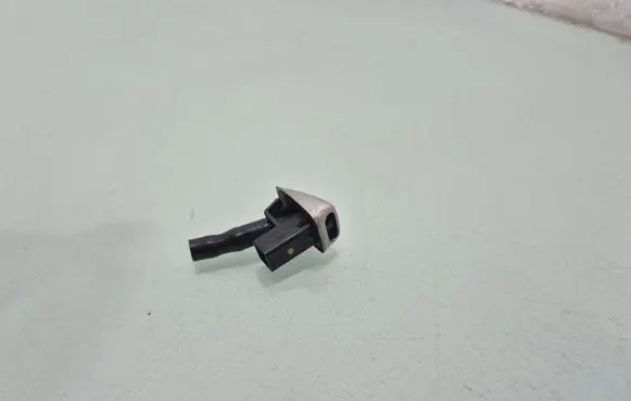 Volvo V40 Windshield washer spray nozzle 
