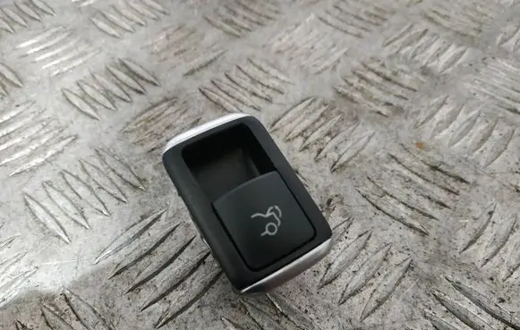 Mercedes-Benz CLS C219 Tailgate/boot open switch button A2129059200