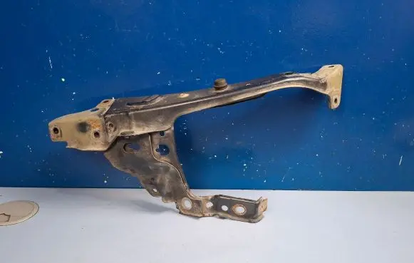 Headlight/headlamp mounting bracket